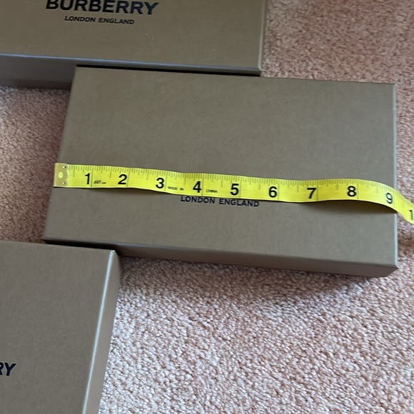 (4) Burberry boxes brand 2 sizes 100% Authentic - Picture 7 of 14
